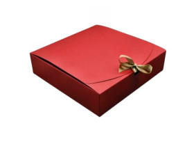 Коробка самозбірна червона зі стрічкою 24х24х6 см 7006-0086