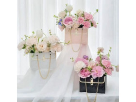 Сумка для квітів біла з ланцюжком 15*10*10,5см 1416-0009