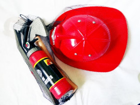 ZY Набор пожарника 9918 B (48шт) каска, топор, огнетушитель, в сетке