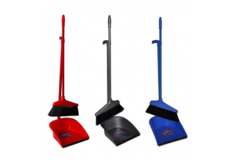 Різний прибиральний інвентар для очищення підлоги