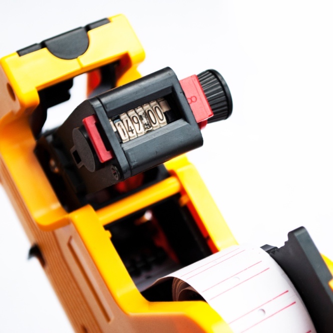 Як вставити папір у пістолет для цінників